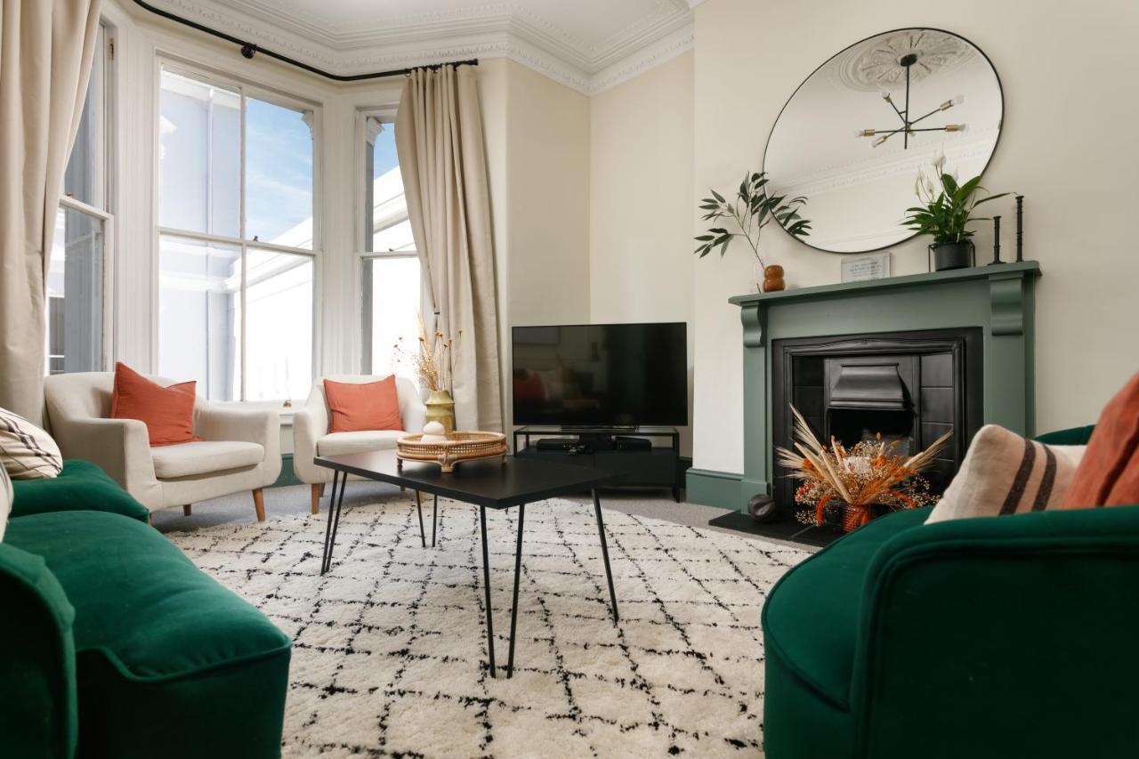 New Luxury For 2024 - Central Plymouth House - Sleeps 10 - Access To Plymouth Town - Close To The Barbican - Pets Welcome - Parking Available - By Luxe Living By Sophia Luaran gambar