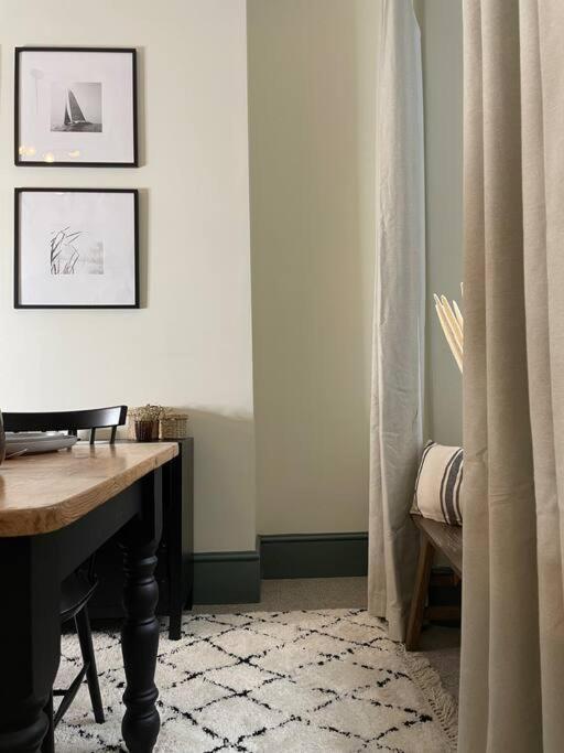 New Luxury For 2024 - Central Plymouth House - Sleeps 10 - Access To Plymouth Town - Close To The Barbican - Pets Welcome - Parking Available - By Luxe Living By Sophia Luaran gambar