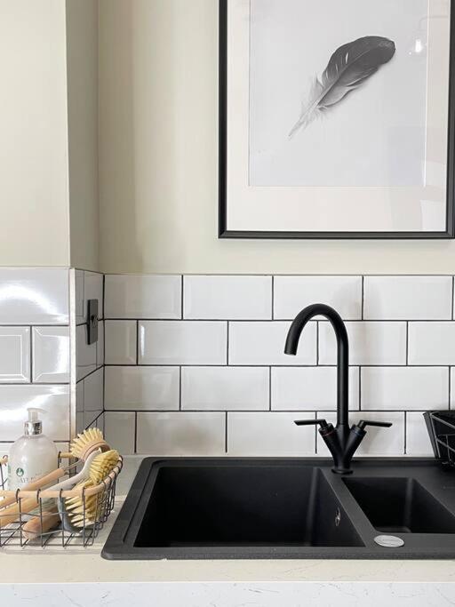 New Luxury For 2024 - Central Plymouth House - Sleeps 10 - Access To Plymouth Town - Close To The Barbican - Pets Welcome - Parking Available - By Luxe Living By Sophia Luaran gambar