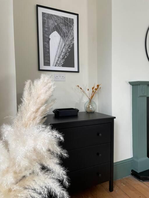 New Luxury For 2024 - Central Plymouth House - Sleeps 10 - Access To Plymouth Town - Close To The Barbican - Pets Welcome - Parking Available - By Luxe Living By Sophia Luaran gambar