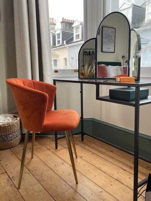 New Luxury For 2024 - Central Plymouth House - Sleeps 10 - Access To Plymouth Town - Close To The Barbican - Pets Welcome - Parking Available - By Luxe Living By Sophia Luaran gambar