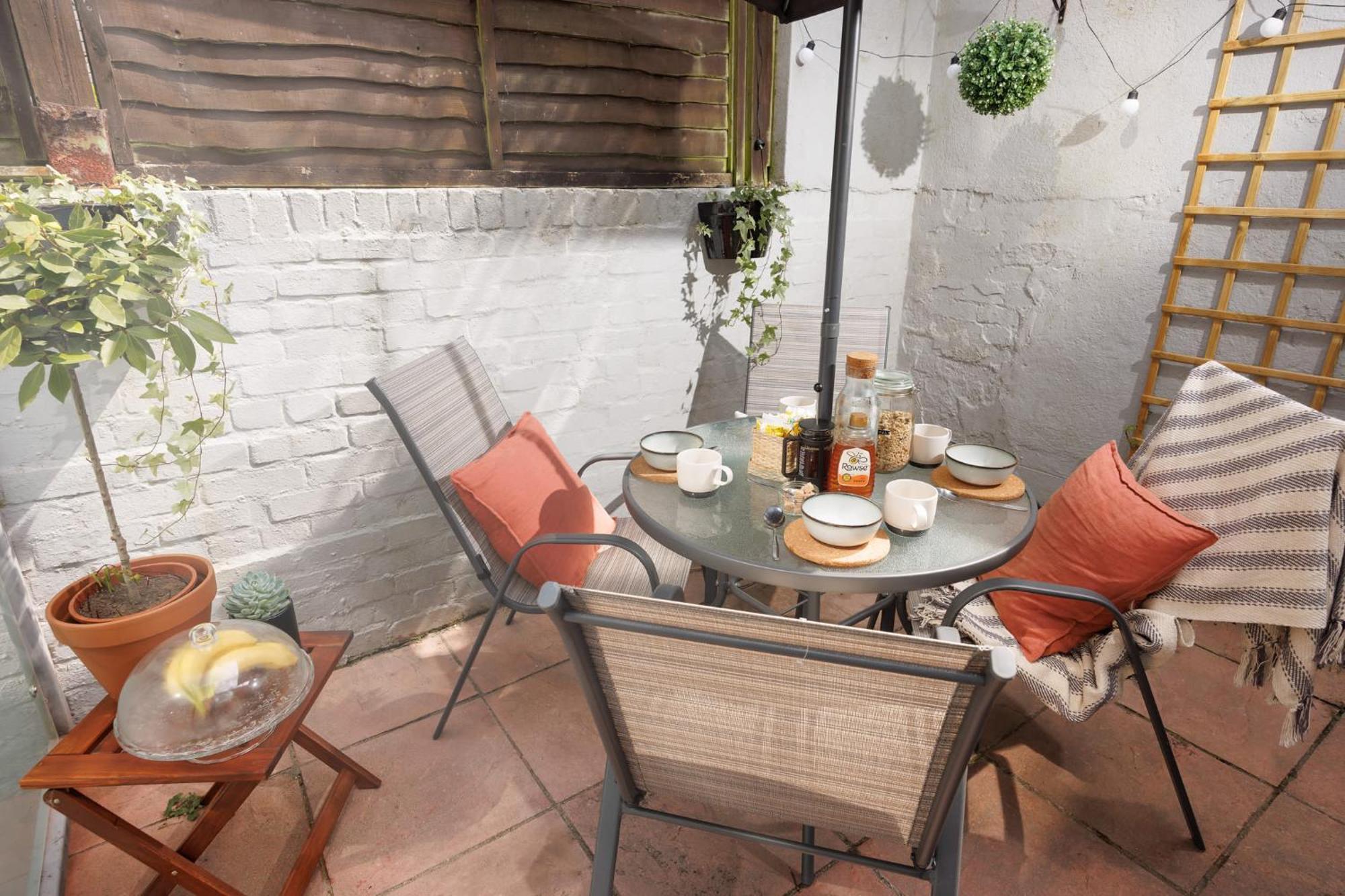 New Luxury For 2024 - Central Plymouth House - Sleeps 10 - Access To Plymouth Town - Close To The Barbican - Pets Welcome - Parking Available - By Luxe Living By Sophia Luaran gambar