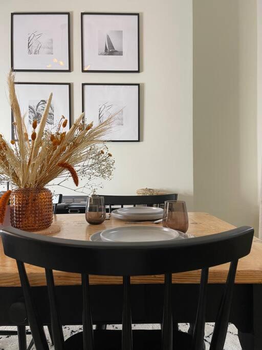 New Luxury For 2024 - Central Plymouth House - Sleeps 10 - Access To Plymouth Town - Close To The Barbican - Pets Welcome - Parking Available - By Luxe Living By Sophia Luaran gambar