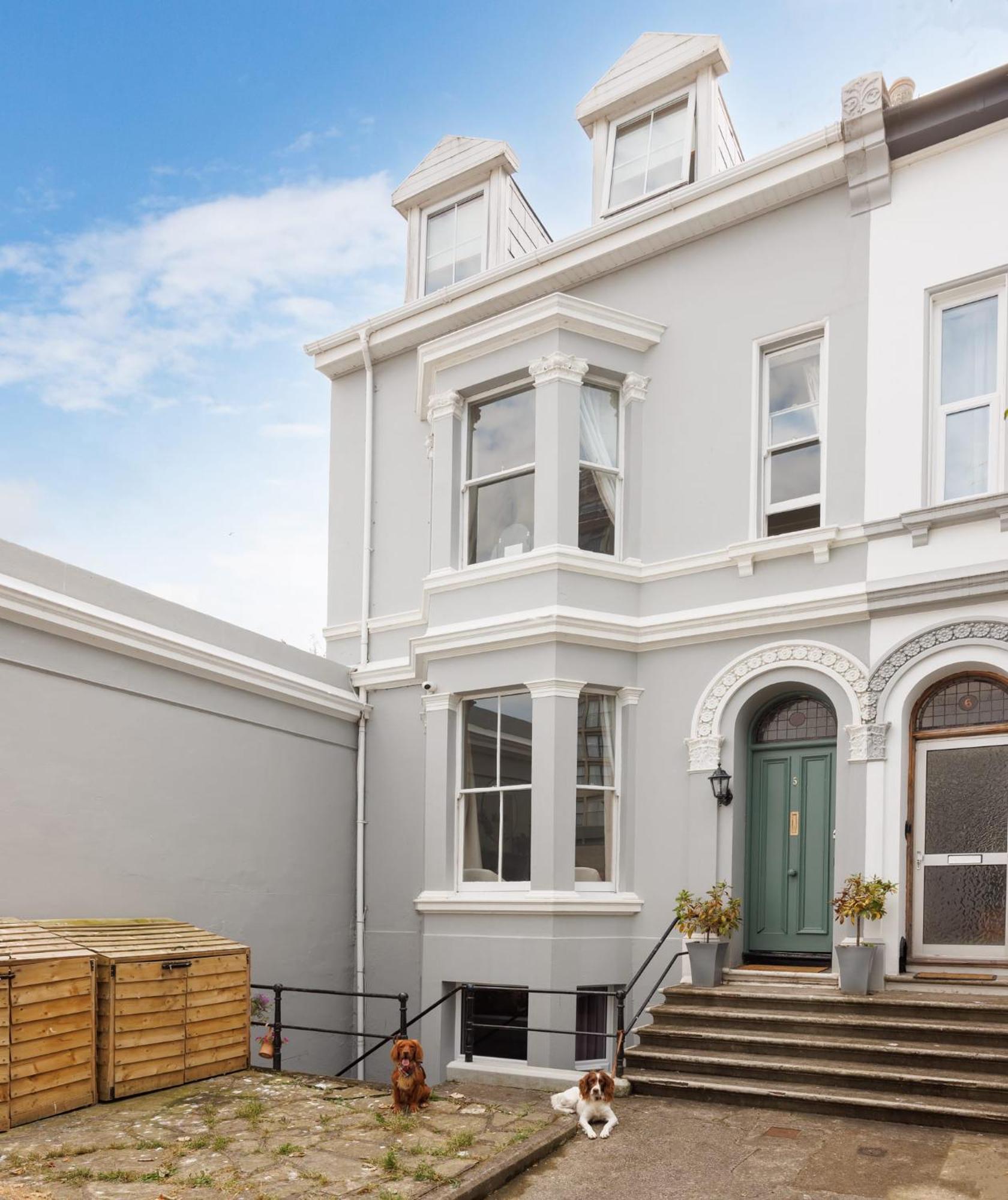 New Luxury For 2024 - Central Plymouth House - Sleeps 10 - Access To Plymouth Town - Close To The Barbican - Pets Welcome - Parking Available - By Luxe Living By Sophia Luaran gambar
