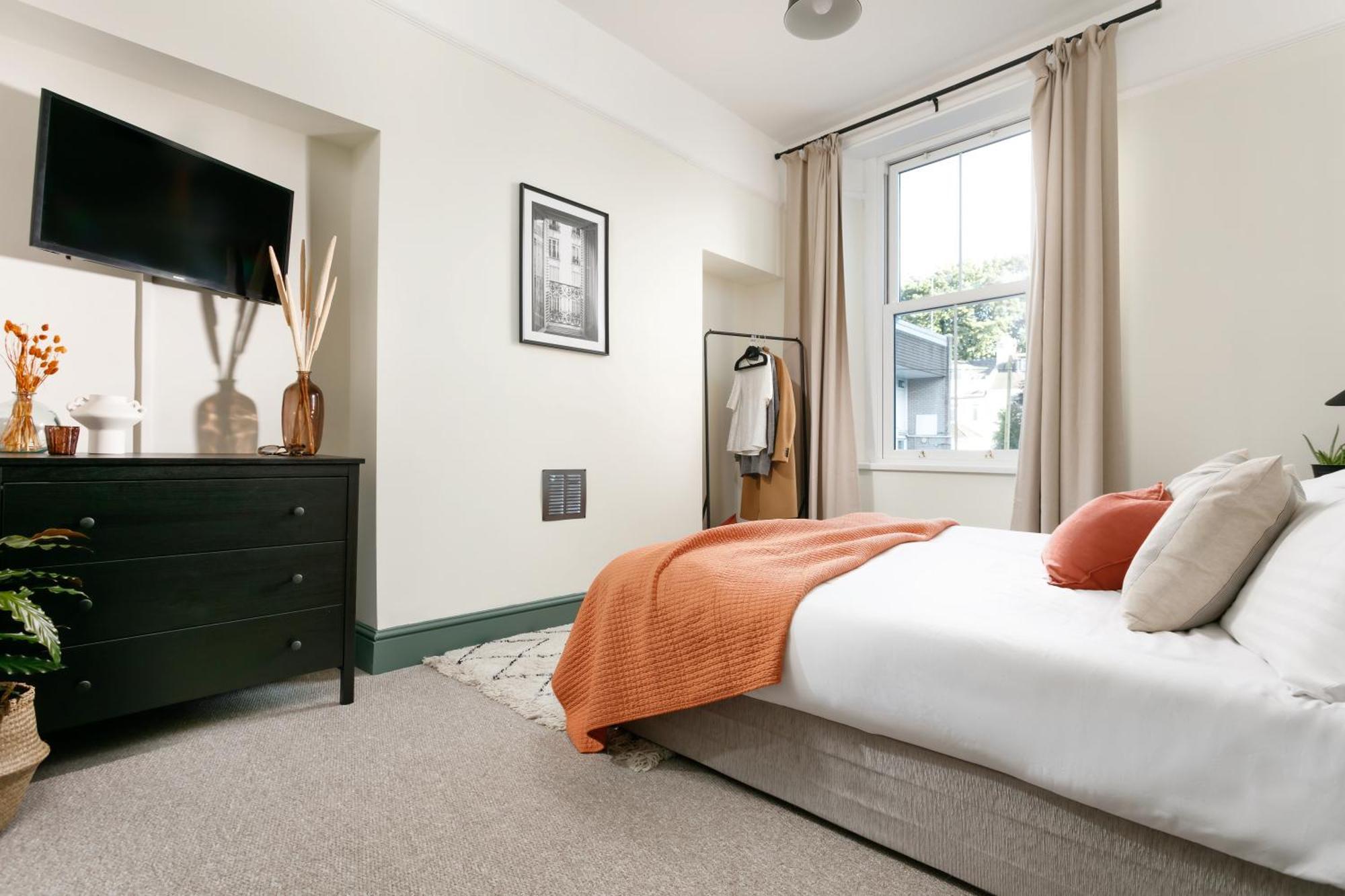 New Luxury For 2024 - Central Plymouth House - Sleeps 10 - Access To Plymouth Town - Close To The Barbican - Pets Welcome - Parking Available - By Luxe Living By Sophia Luaran gambar