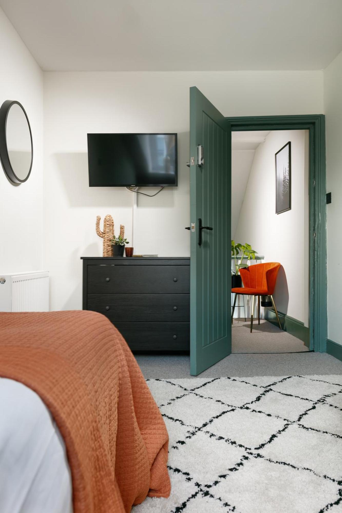 New Luxury For 2024 - Central Plymouth House - Sleeps 10 - Access To Plymouth Town - Close To The Barbican - Pets Welcome - Parking Available - By Luxe Living By Sophia Luaran gambar