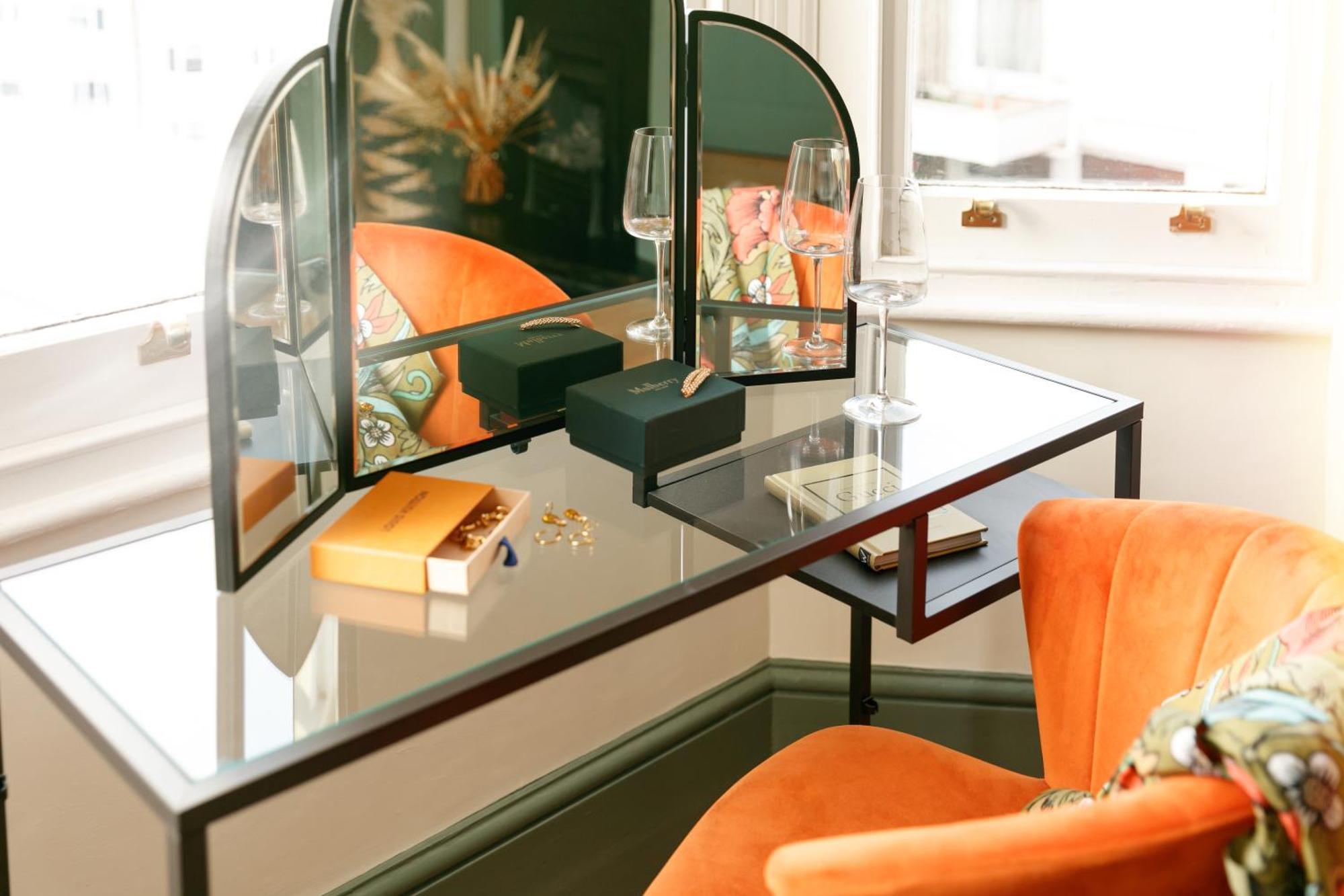 New Luxury For 2024 - Central Plymouth House - Sleeps 10 - Access To Plymouth Town - Close To The Barbican - Pets Welcome - Parking Available - By Luxe Living By Sophia Luaran gambar