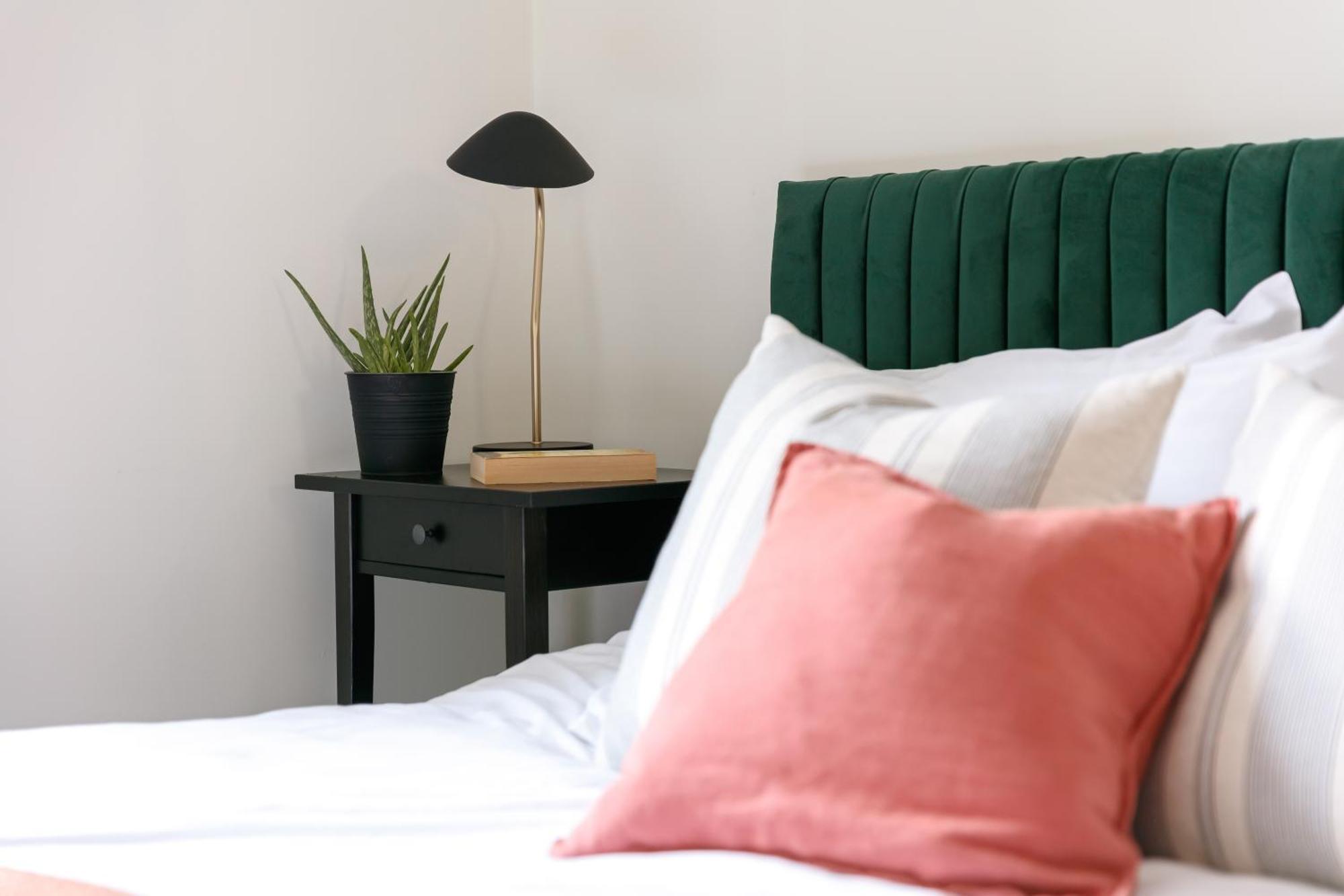 New Luxury For 2024 - Central Plymouth House - Sleeps 10 - Access To Plymouth Town - Close To The Barbican - Pets Welcome - Parking Available - By Luxe Living By Sophia Luaran gambar