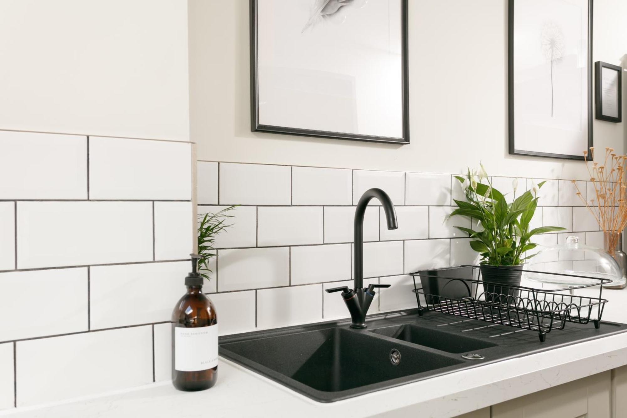 New Luxury For 2024 - Central Plymouth House - Sleeps 10 - Access To Plymouth Town - Close To The Barbican - Pets Welcome - Parking Available - By Luxe Living By Sophia Luaran gambar