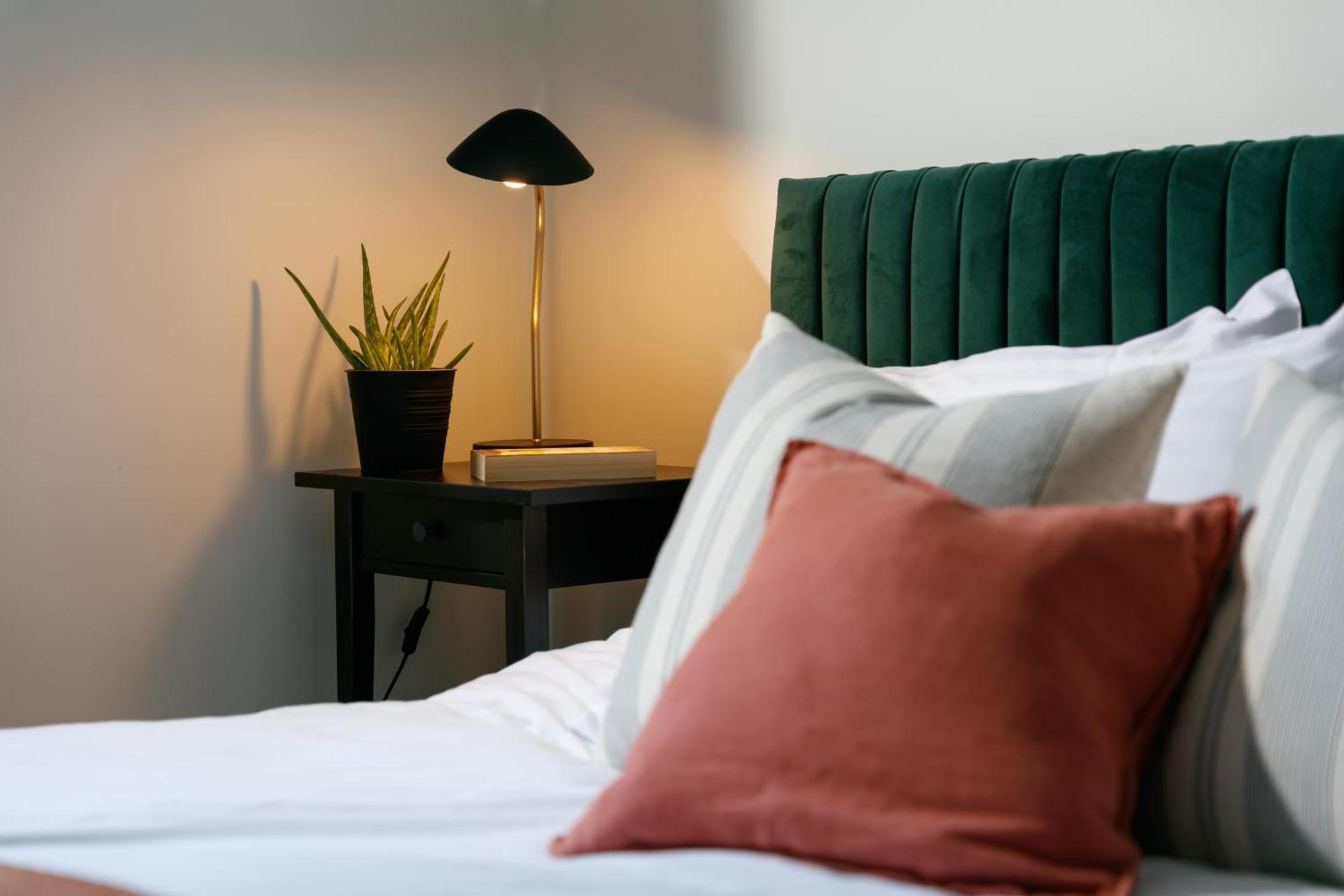 New Luxury For 2024 - Central Plymouth House - Sleeps 10 - Access To Plymouth Town - Close To The Barbican - Pets Welcome - Parking Available - By Luxe Living By Sophia Luaran gambar