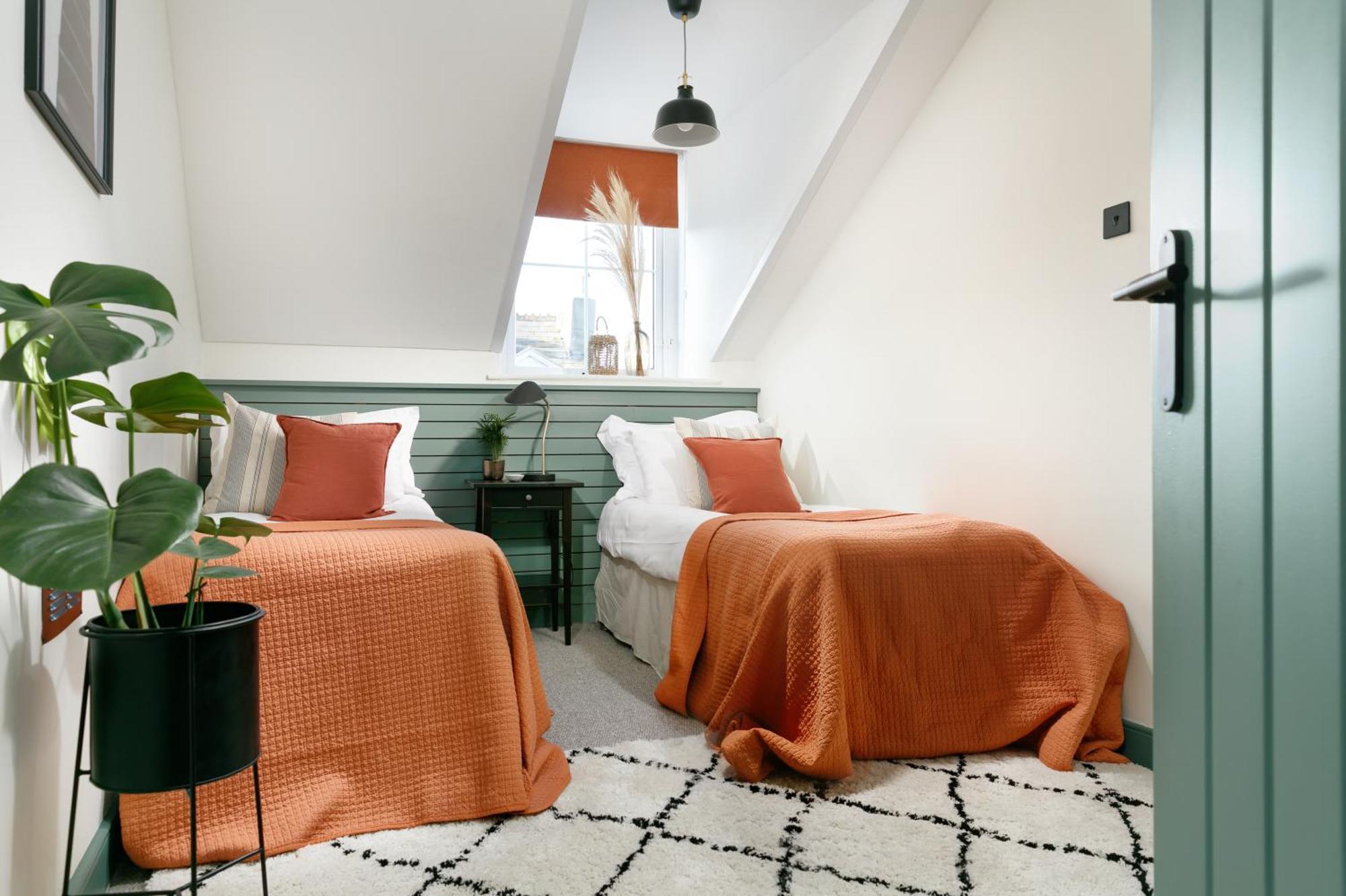 New Luxury For 2024 - Central Plymouth House - Sleeps 10 - Access To Plymouth Town - Close To The Barbican - Pets Welcome - Parking Available - By Luxe Living By Sophia Luaran gambar