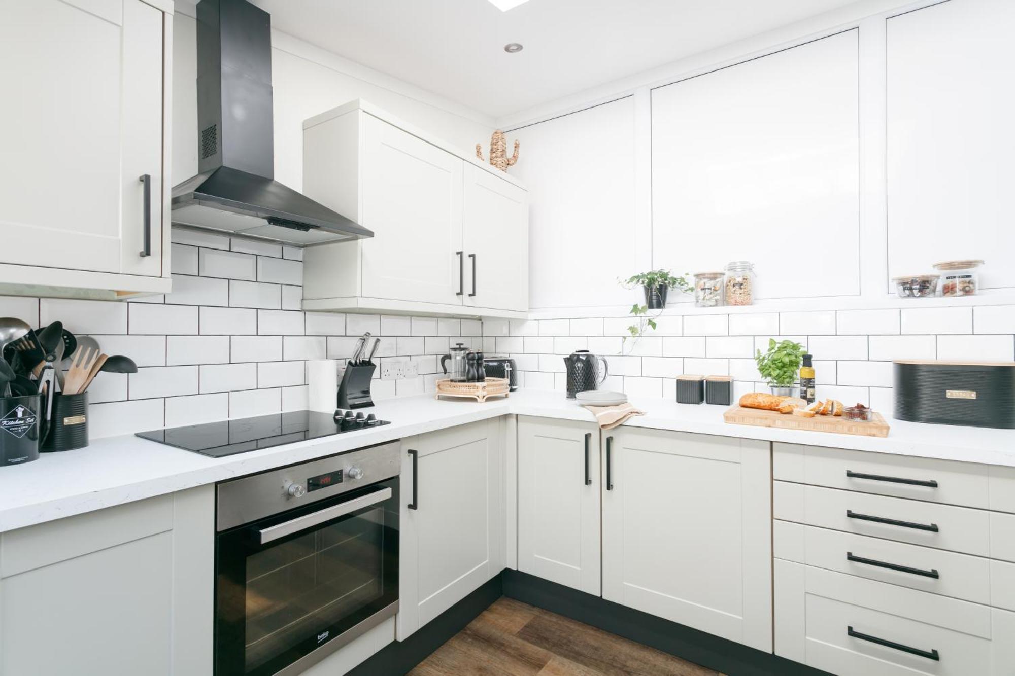 New Luxury For 2024 - Central Plymouth House - Sleeps 10 - Access To Plymouth Town - Close To The Barbican - Pets Welcome - Parking Available - By Luxe Living By Sophia Luaran gambar