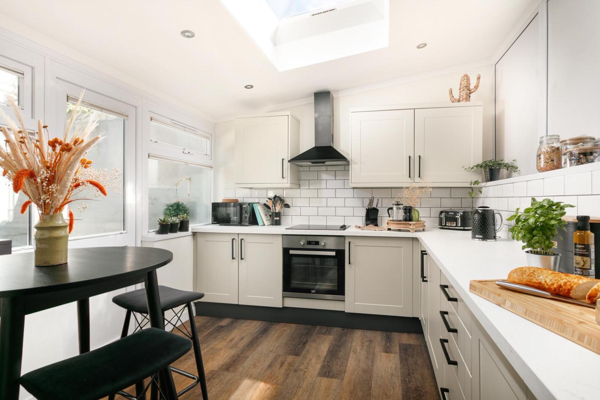 New Luxury For 2024 - Central Plymouth House - Sleeps 10 - Access To Plymouth Town - Close To The Barbican - Pets Welcome - Parking Available - By Luxe Living By Sophia Luaran gambar