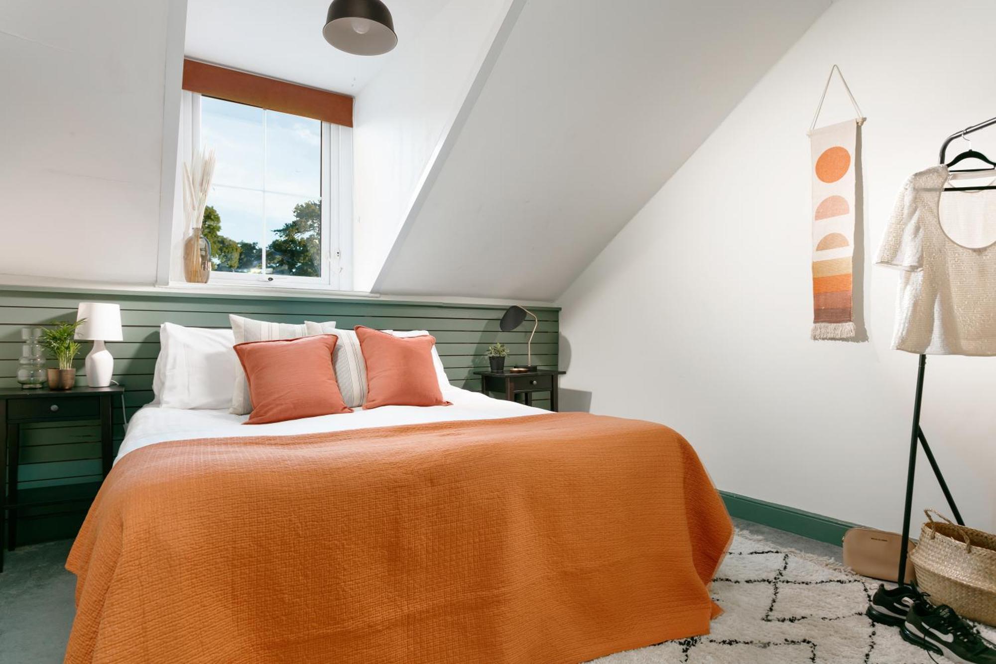 New Luxury For 2024 - Central Plymouth House - Sleeps 10 - Access To Plymouth Town - Close To The Barbican - Pets Welcome - Parking Available - By Luxe Living By Sophia Luaran gambar