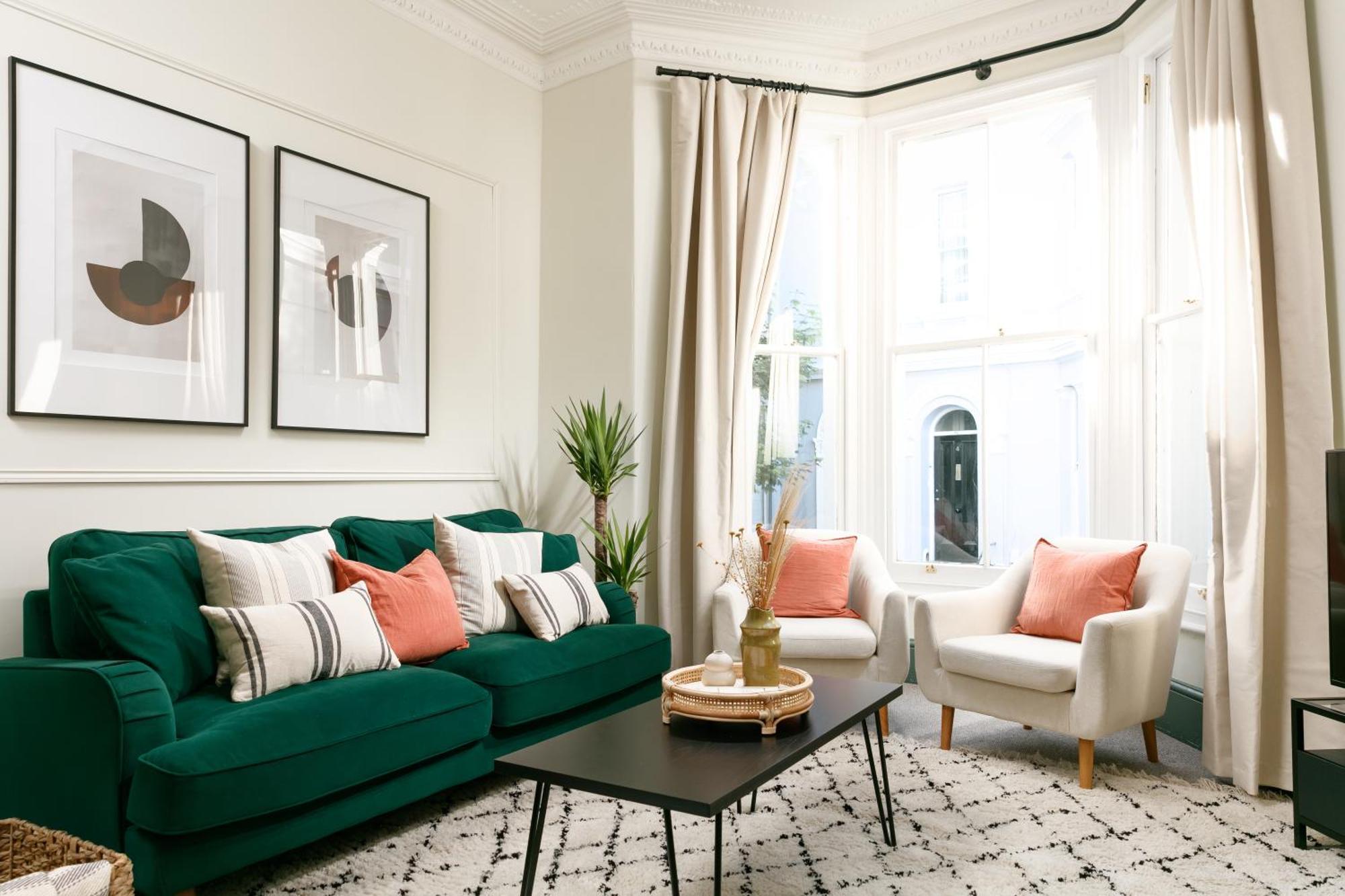 New Luxury For 2024 - Central Plymouth House - Sleeps 10 - Access To Plymouth Town - Close To The Barbican - Pets Welcome - Parking Available - By Luxe Living By Sophia Luaran gambar