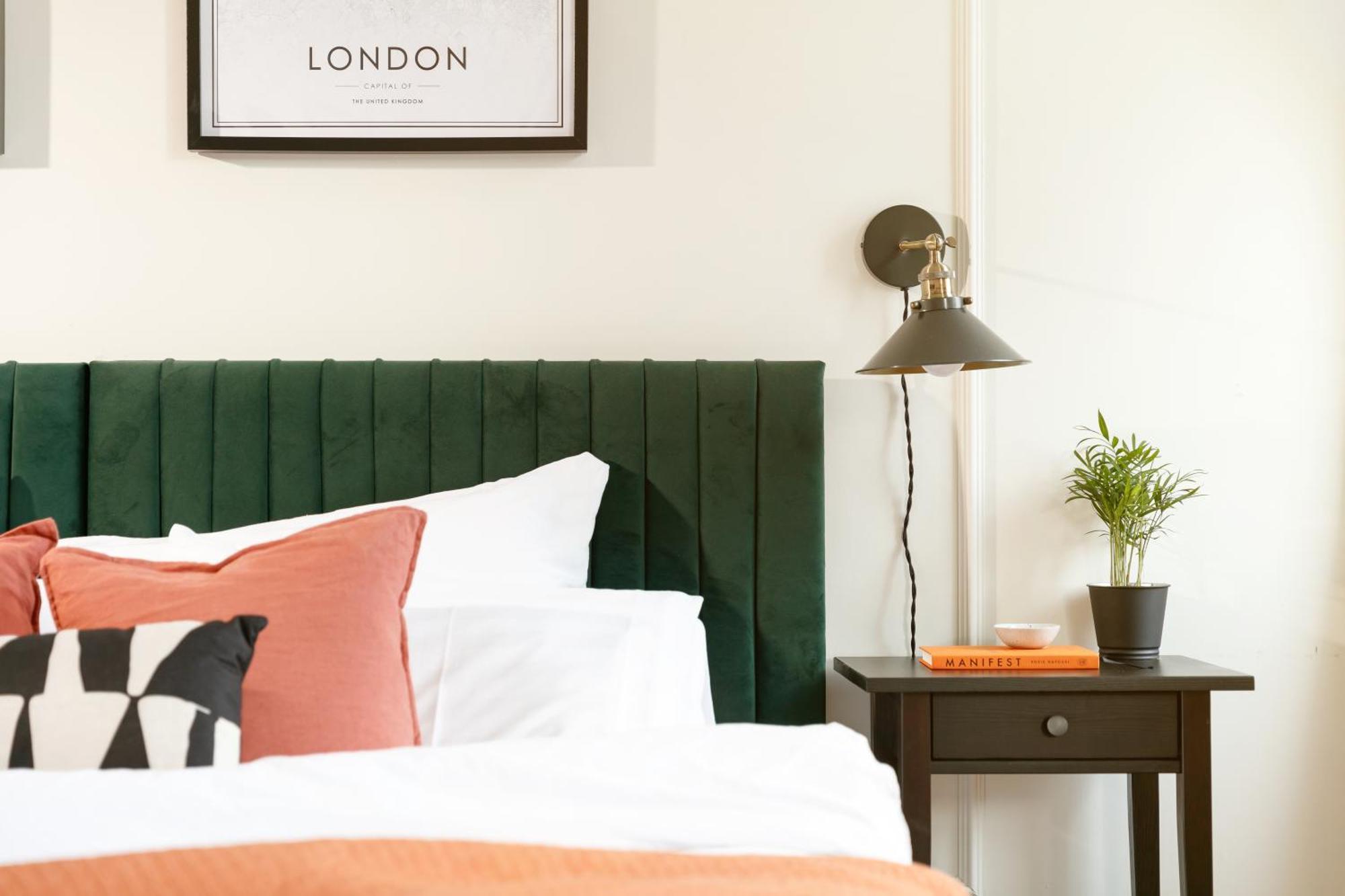 New Luxury For 2024 - Central Plymouth House - Sleeps 10 - Access To Plymouth Town - Close To The Barbican - Pets Welcome - Parking Available - By Luxe Living By Sophia Luaran gambar
