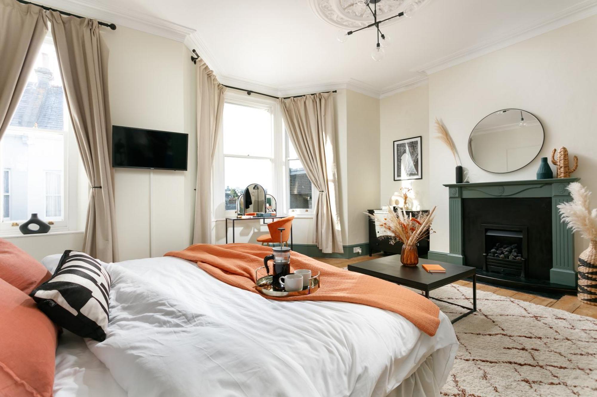 New Luxury For 2024 - Central Plymouth House - Sleeps 10 - Access To Plymouth Town - Close To The Barbican - Pets Welcome - Parking Available - By Luxe Living By Sophia Luaran gambar